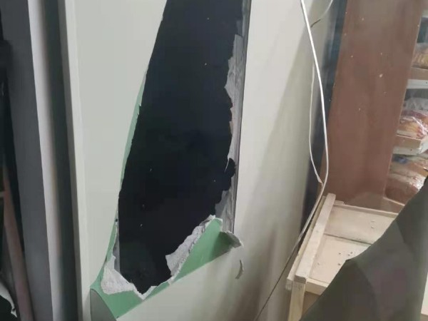 小偷砸開石膏墻鉆進(jìn)店里偷竊，多虧有AI智能視頻監(jiān)控系統(tǒng)！